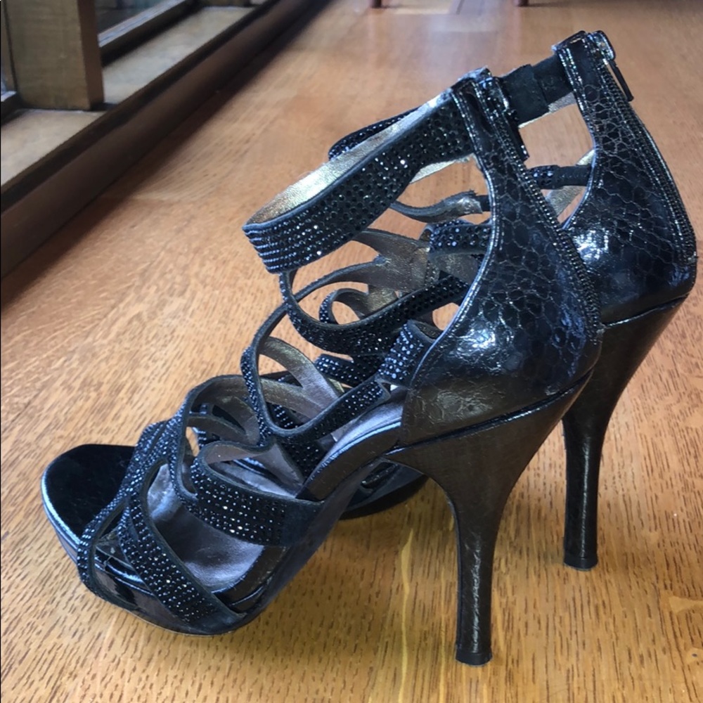 Strapy Black Pump - image 4